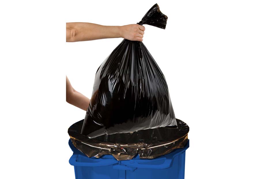 caricamento dei rifiuti in un compattatore di sacchi
