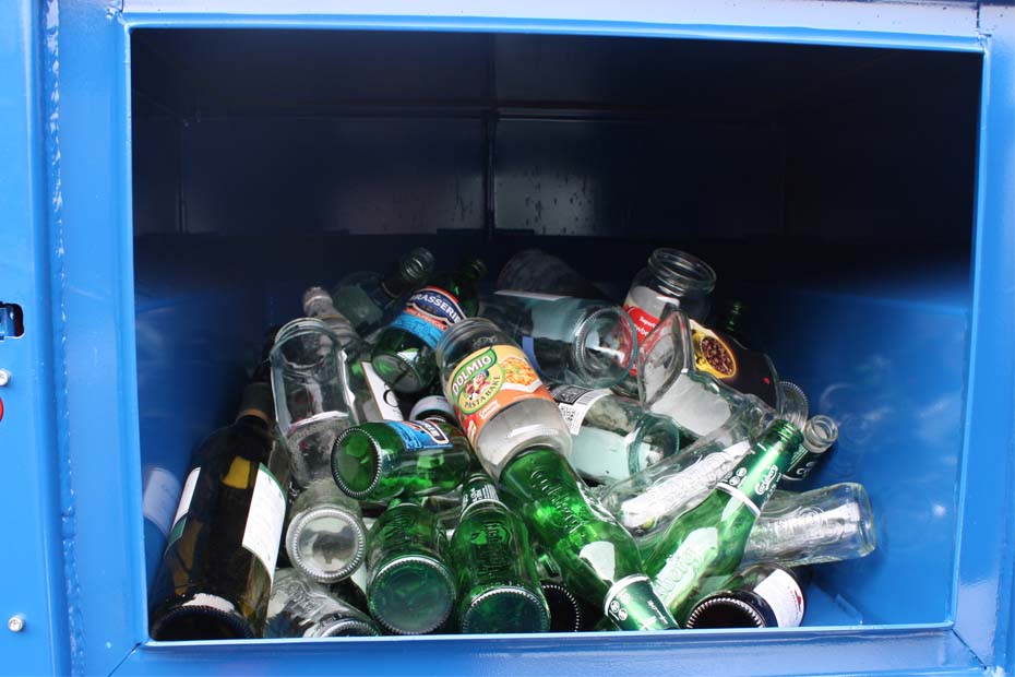 bottiglie di vetro vuote nella camera di compattazione